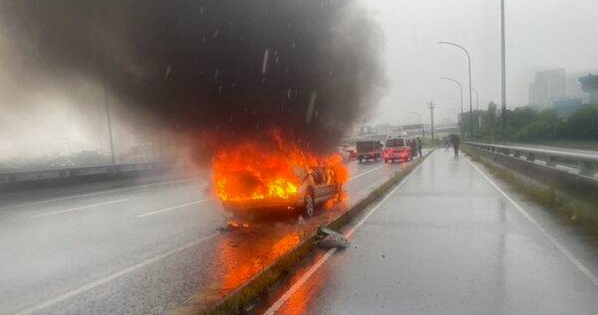 國道火燒車駕駛驚險逃生。（圖／翻攝畫面）