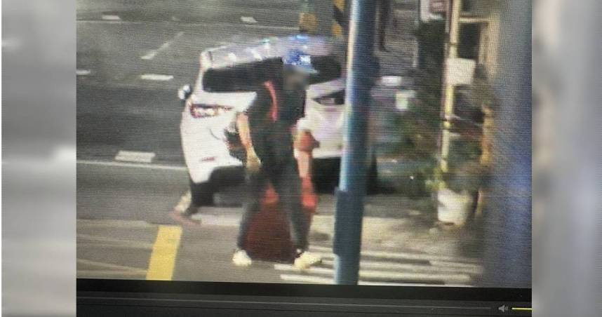 陳男7月6日晚間拖著行李箱走400公尺疑前往巷底棄屍,31日遭警方拘提到案。(圖/翻攝畫面)