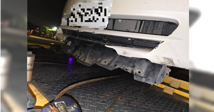 有駕駛在國道卡到巨大異物，車子底盤都脫落。（圖／國道警方提供）