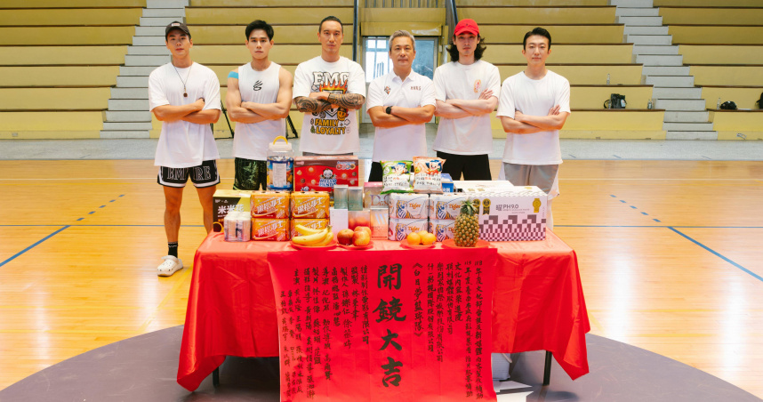 《白日夢籃球隊》由臺北台新戰神執行長黃萬隆（右三）領軍，禾浩辰（左起）、李齊、王陽明、章廣辰、張懷秋組隊。（圖／犢影制作、有意思國際傳播提供）