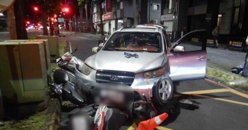 高雄毒犯凌晨逆向撞飛13機車。（圖／翻攝畫面）