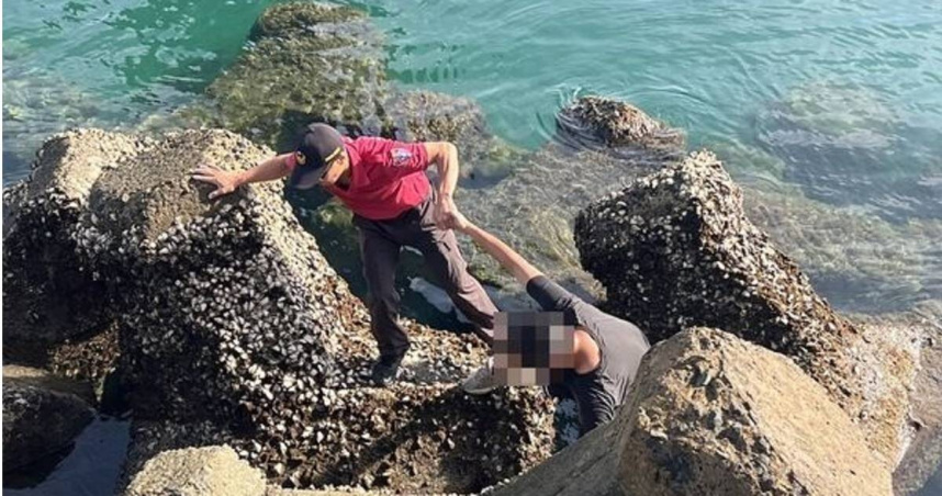 澎湖男子賞景墜海軍人飛身救援驚險脫險。（圖／翻攝畫面）