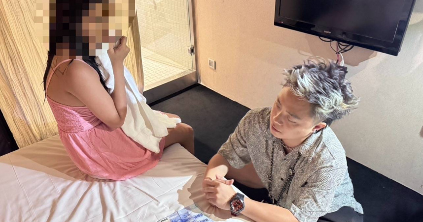 北市大安分局敦化南路派出所日前執行勤務時，當場逮獲性交易現場，並意外發現眼前高挑纖細的美女，實際上是男的，讓一旁的男客當場崩潰。(圖／翻攝畫面)