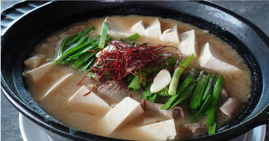 「博多味噌內臟鍋」以黑白切常見的豬大小腸與肝連取代牛腸，建議加入提味的柚子胡椒和韭菜段、豬腸等一起享用，風味較為平衡。（680元，圖／魏妤靜攝）