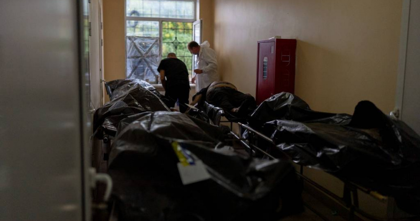 9日在頓內茨克地區亞羅瓦村遭俄羅斯空襲身亡的平民遺體，被放置在太平間內。（圖／達志／美聯社）