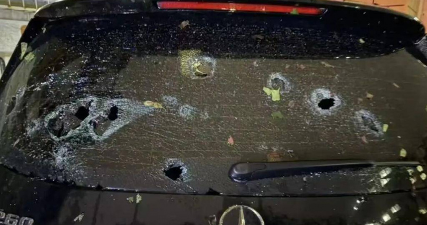 北京6區昨晚降冰雹，最大直徑2公分，近萬輛車窗被砸穿。（圖／翻攝自北京日報）