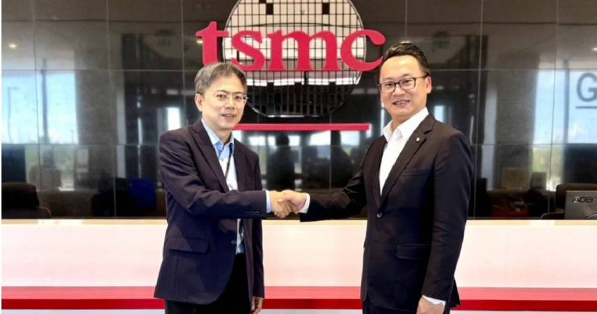 中華航空即將於12月3日開啟台北直飛鳳凰城航線，總經理陳漢銘（右）日前赴美拜訪台積電營運副總經理暨亞利桑那廠執行長王英郎。（圖／華航提供）