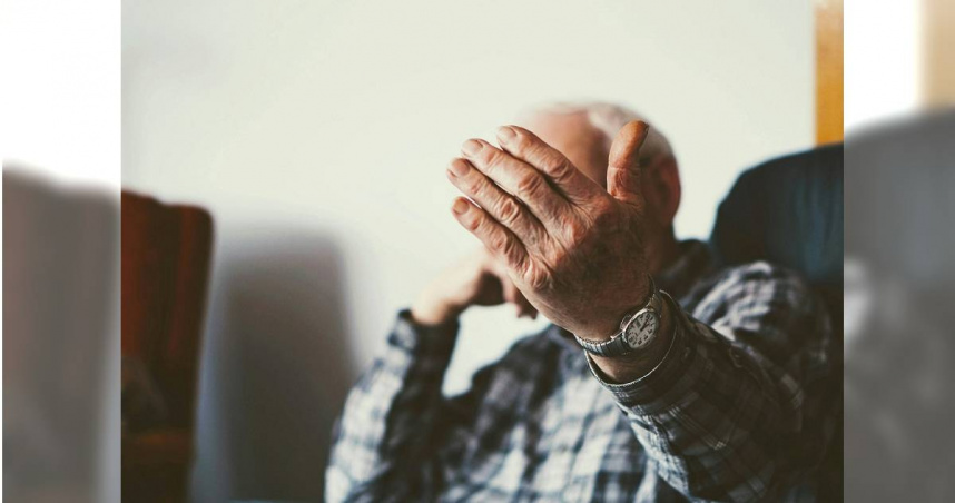 80歲退休工程師遭假檢警詐騙集團騙走4700萬元積蓄及房產。（圖／示意圖，Unsplash）