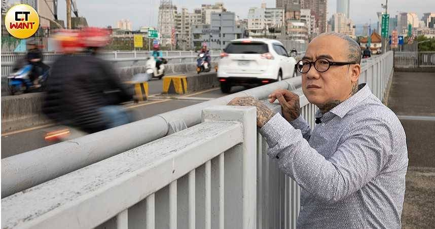 殯葬業網紅「鋼鐵爸」阮橋本代表顏家宣布噩耗，感性致謝社會各界關心。（圖／張文玠攝）