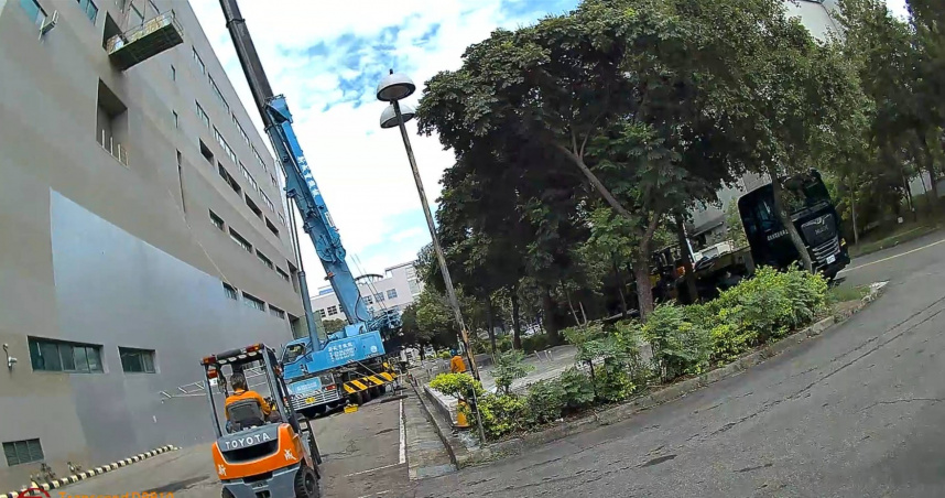 合勤控購得位於竹南園區的法拍廠房，竟遭人稱廠房內的電路管線等設施為其動產擔保，而派大型機具強行入廠拆除。（圖／合勤控提供）