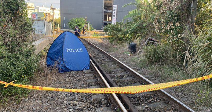 台鐵內灣支線清晨驚見男屍。（圖／翻攝畫面）