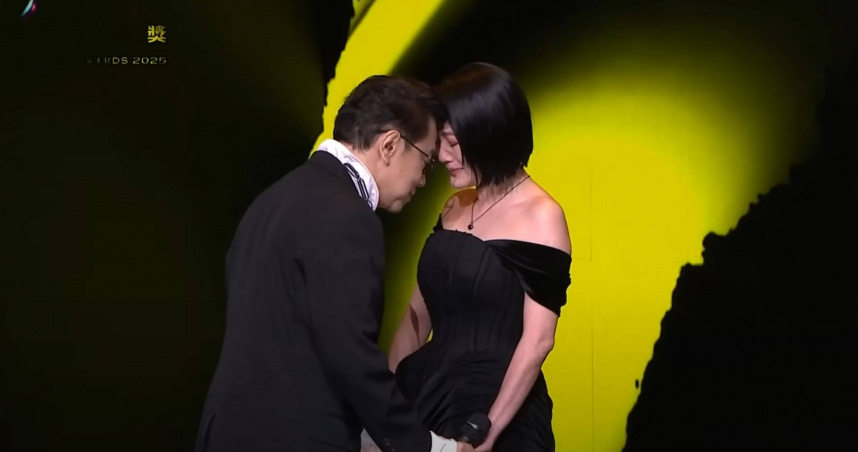 蔡康永在金鐘舞台上與小S頭靠頭。（圖／翻攝自YouTube／金鐘獎 Golden Bell Awards）