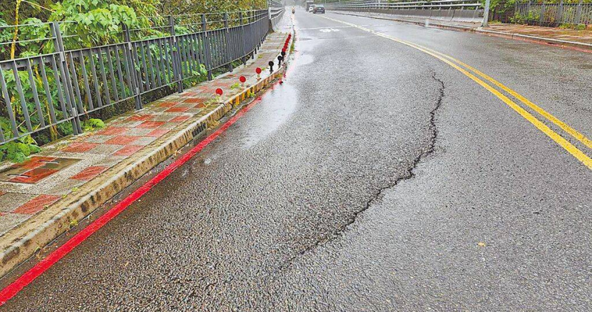 新北市林口區東林橋的路面，民眾發現有一條車道長的裂縫和些微下陷。（圖／新北市工務局提供／中國時報張鎧乙新北傳真）