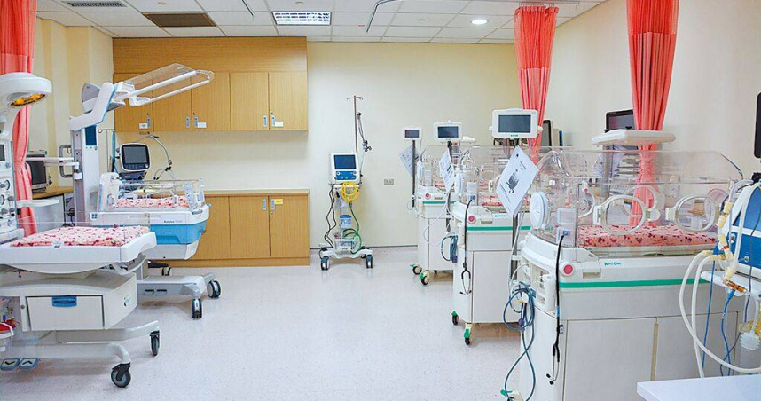 台大醫師指出，重症醫療資源緊繃，若薪資不提升，整個體系會垮掉。圖為醫院兒科加護病房。（圖／本報資料照片）