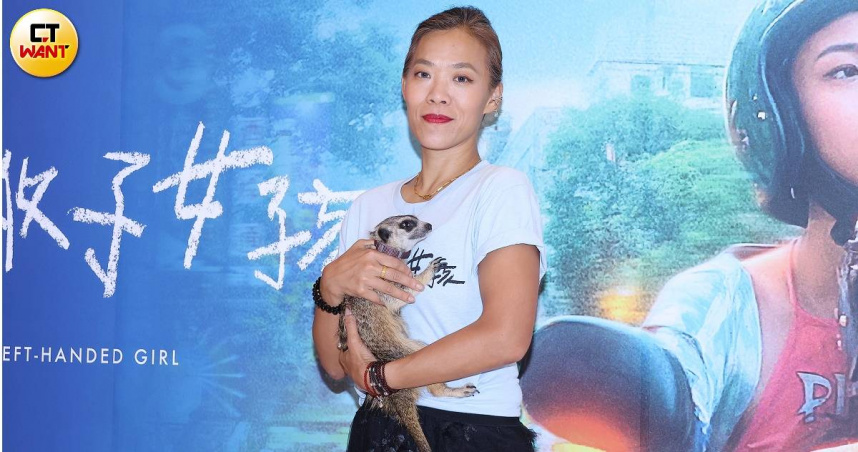 電影《左撇子女孩》導演鄒時擎十分寵溺地抱著片中的狐獴。（圖／楊澍攝）
