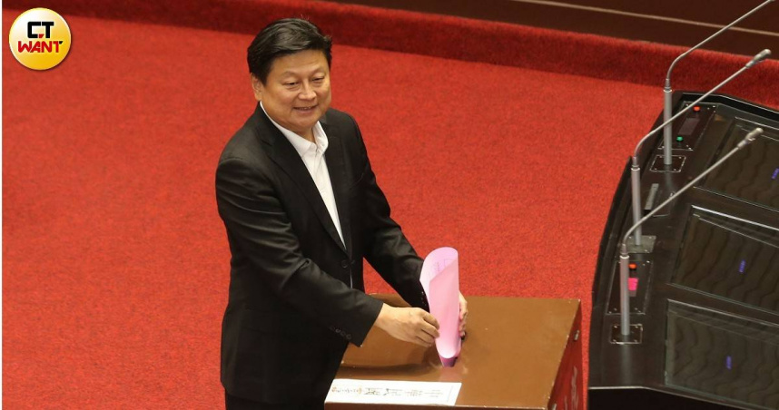國民黨團通過刪除總召連任限制，傅崐萁表示，此決議有助朝野在國會保持均等力量。（圖／周志龍攝）