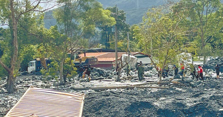 因鳳凰颱風大水，導致馬太鞍溪水溢流至萬榮鄉明利村，當地不少家戶「陷」在泥沼中。（圖／中國時報王志偉攝）