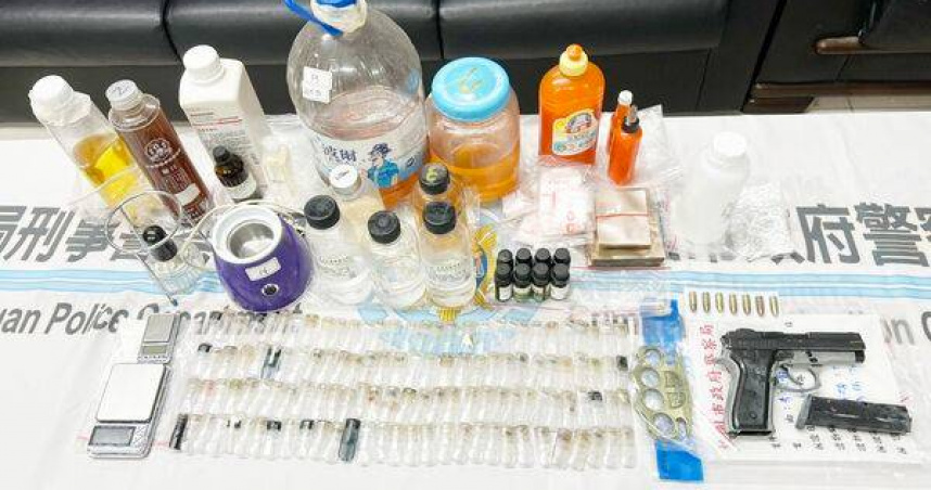 警攻堅破門驚見「喪屍煙彈工廠」改造手槍也被搜出。（圖 ／翻攝畫面）