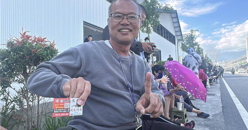 趙姓民眾今早7點30分出門，未料自己會拔得頭籌。（圖／中國時報蔡旻妤攝）