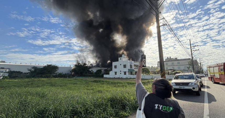 桃園蘆竹地下工廠大火釋放大量黑煙，環保局啟動空汙緊急應變，該非法工廠最高開罰2000萬元。（圖／環保局提供）