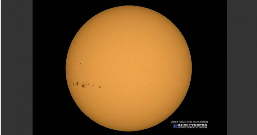 臺北天文館昨天（2日）捕捉到巨大的太陽黑子群影像。（圖／翻攝自臺北天文館官網）
