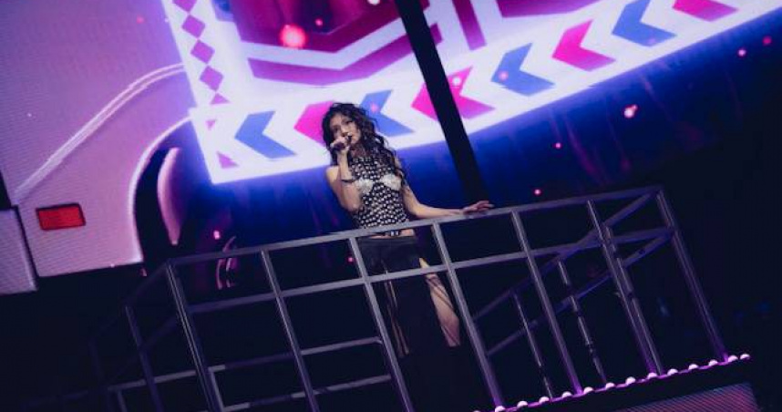 李千娜穿上馬甲裝大露22吋螞蟻腰。（圖／寬宏藝術x環球音樂提供）