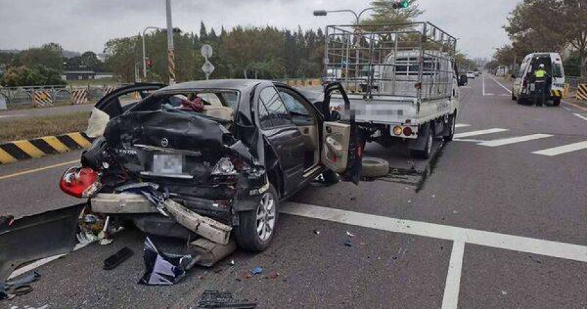 彰化驚悚4車連環撞！貨車煞車失靈衝紅燈　孕婦與2女子輕傷送醫