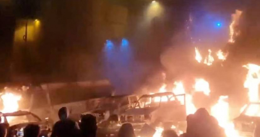 伊朗多地爆發大規模示威，民眾走上街頭抗議通膨與高壓統治。（圖／翻攝自路透社網頁）