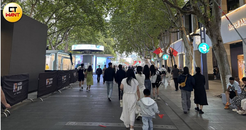 「湖濱智慧商圈」早已超越了傳統商業街的範疇，而是化身為一個巨大的露天科技體驗館。（圖╱王若攝）