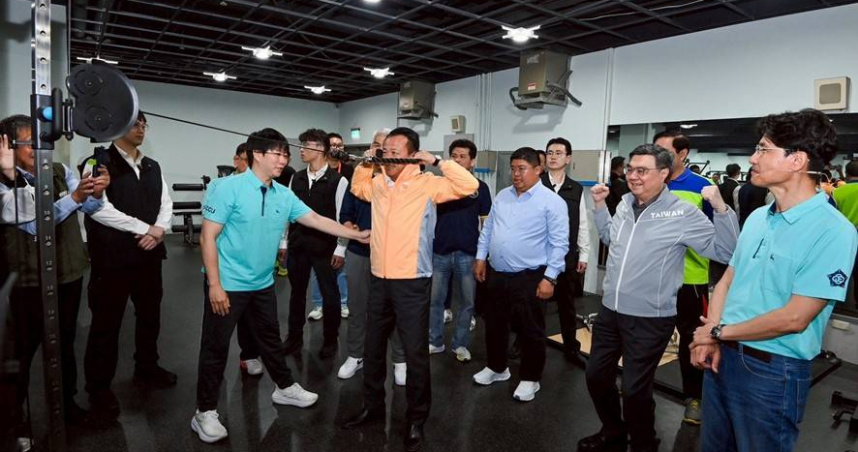 行政院長卓榮泰赴嘉義中正大學體育館參訪並體驗重量訓練，推廣運動幣政策。（圖／行政院提供）