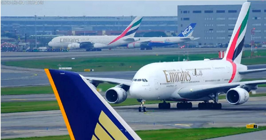 阿聯酋航空A380客機自杜拜飛抵桃園機場，機上501名旅客平安抵台。（圖／翻攝自桃園國際機場 北跑道觀景台即時影像）