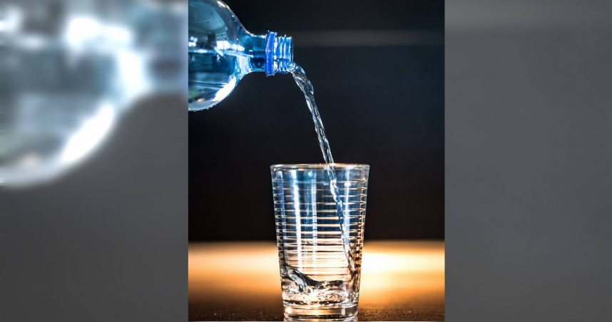 醫師提醒，長期飲用塑膠瓶裝水可能增加微塑膠攝入量。（示意圖／Pixabay）