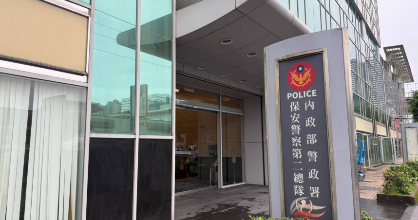 保二總隊林姓員警在離職前掉包槍枝，以模型槍繳回槍櫃，所幸被值班幹部即時發現。（圖／翻攝畫面）