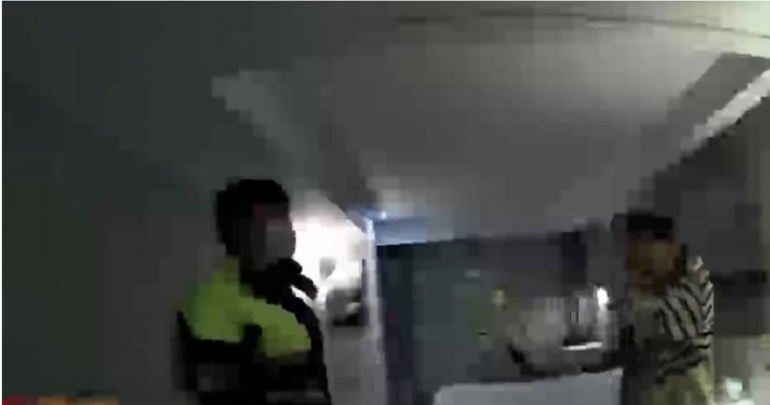 李姓女子誤信詐騙集團陷阱，將自己鎖在房間內險些交付百萬積蓄，所幸警方及時破門勸阻，成功保住其血汗錢。（圖／翻攝畫面）