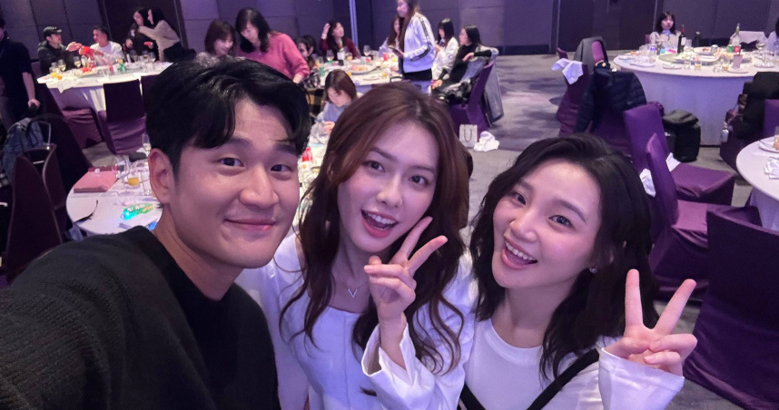 周興哲（左）所屬經紀公司日前舉辦春酒宴，現場星光熠熠。（圖／星空飛騰提供）