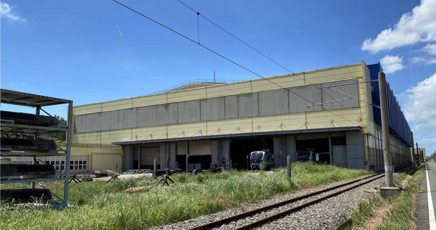 台鐵陳姓服務員18日在上班時間飲酒，酒後還持刀闖入作業場所要攻擊領班，遭現場同仁合力制伏。（圖／報系資料照）