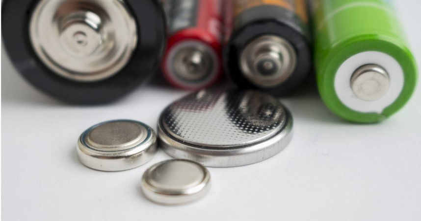 環保局指出，電池在壓縮或儲存過程中，可能受擠壓而起火、爆炸，切勿直接將其丟入垃圾壓縮車或隨意丟棄。（示意圖／photoAC）