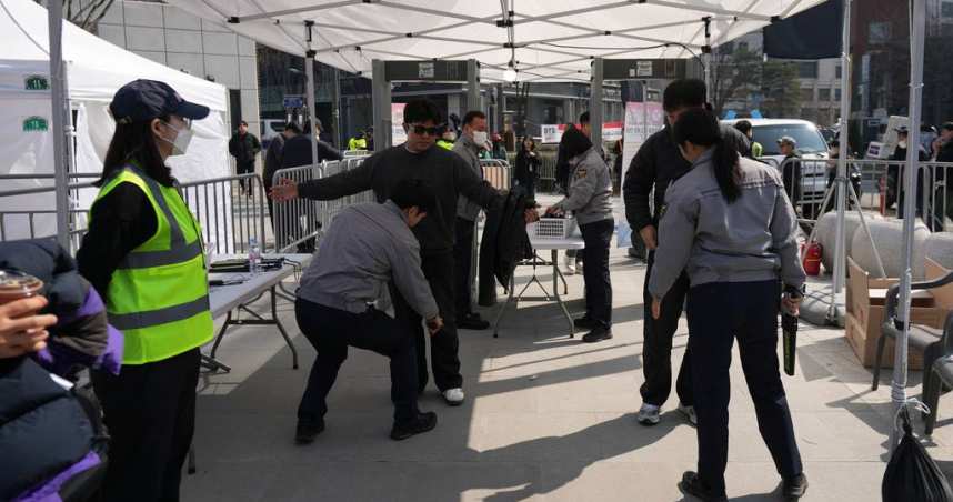 南韓天團防彈少年團（BTS）今（21日）晚在首爾光化門舉辦回歸演唱會，現場預估將湧入26萬人潮，警方高度警戒，四處均設立安檢閘口，稍早仍傳出有8旬翁被搜出攜帶瑞士刀，被攔下禁止入場，竟怒摔刀導致差點傷及旁人，引發騷亂。（圖／達志／美聯社）