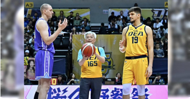 警政署長張榮興為賽事開球。（圖／中信特攻提供）