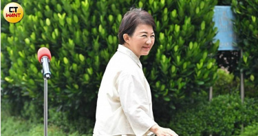 台中市長盧秀燕受訪表示，支持國民黨主席鄭麗文訪問大陸，強調為了台灣的和平與安全，兩岸交流「很重要、很重要」。（圖／CTWANT攝影組）