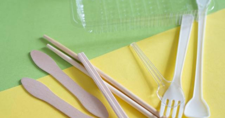 黃雅鈺提醒，一般小吃店、餐廳常提供裸裝免洗湯匙，若存放環境不佳，可能接觸各種灰塵、小生物、病菌。（示意圖／photoAC）