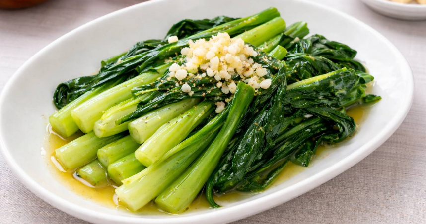 燙青菜的醬料是高鈉來源。（圖／AI示意圖）