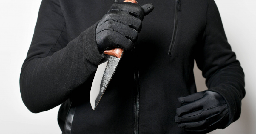 嫌犯將女子帶往偏僻地點持刀攻擊後棄屍，並丟棄凶器企圖滅證。（示意圖／Pixabay）