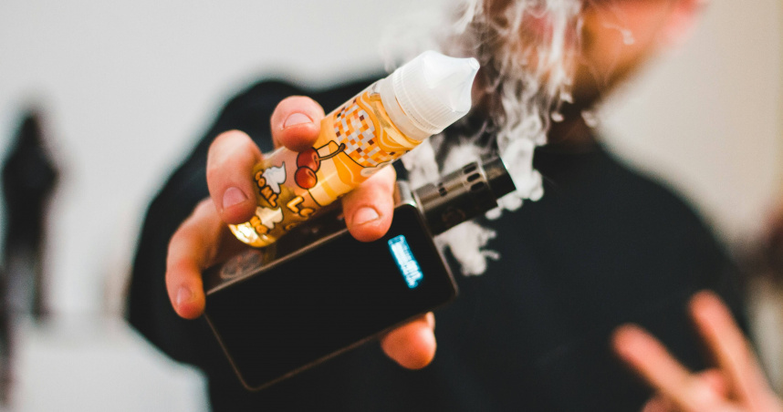 何建輝示警，「喪屍煙彈」不只會使人意識混亂、動作失控，還可能直接危害呼吸、生命。（示意圖／unsplash）