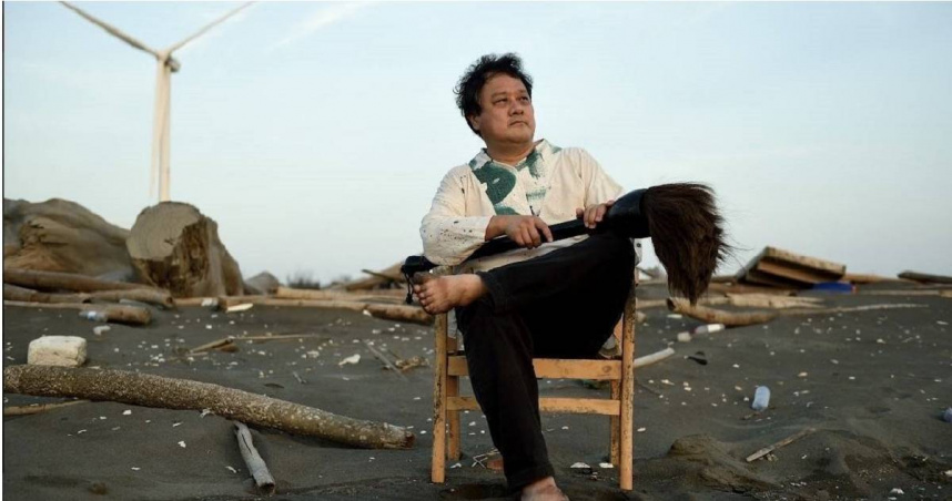 陳世憲近照，近年他潛心創作「地誌書法」。（圖／陳世憲提供）