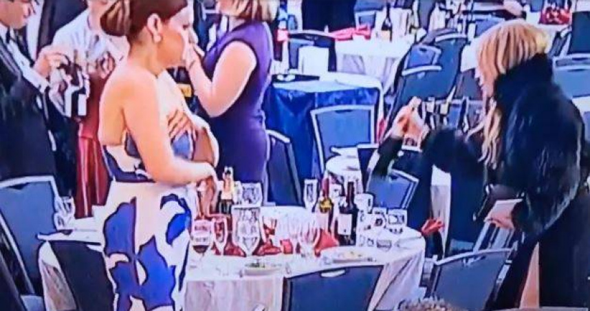 一名女子被拍到從容地收集桌上的葡萄酒，相關畫面迅速在網路上引發熱議。（圖／翻攝自X，TheOfficerTatum）