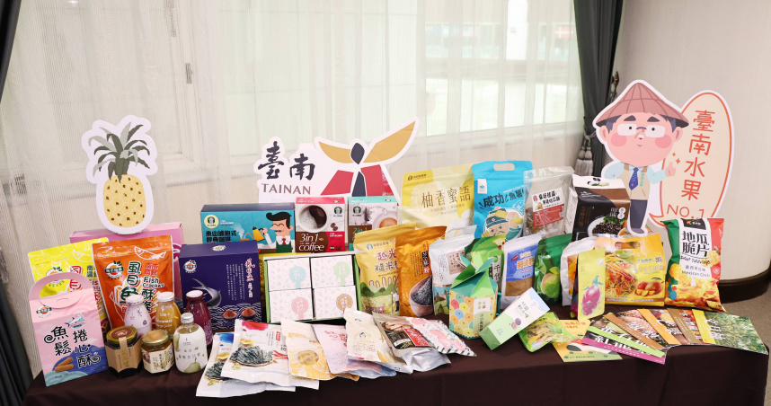 MOU簽署現場布置了台南東山咖啡、虱目魚鬆捲心酥、地瓜脆片等多樣農特產品。（圖／台南市政府提供）