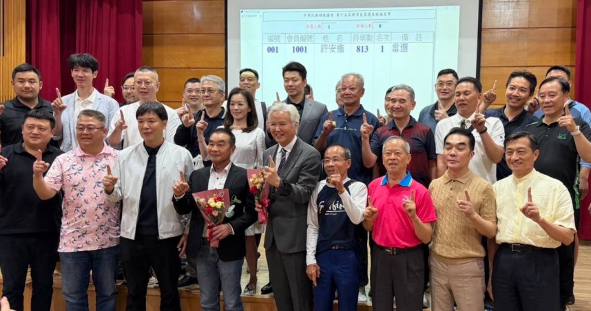 中華民國羽球協會16日於運動部完成第15屆理事長、理事及監事改選作業，新任理監事團隊與與會人員合影，象徵台灣羽球發展邁入新階段。（圖片提供／中華民國羽球協會）