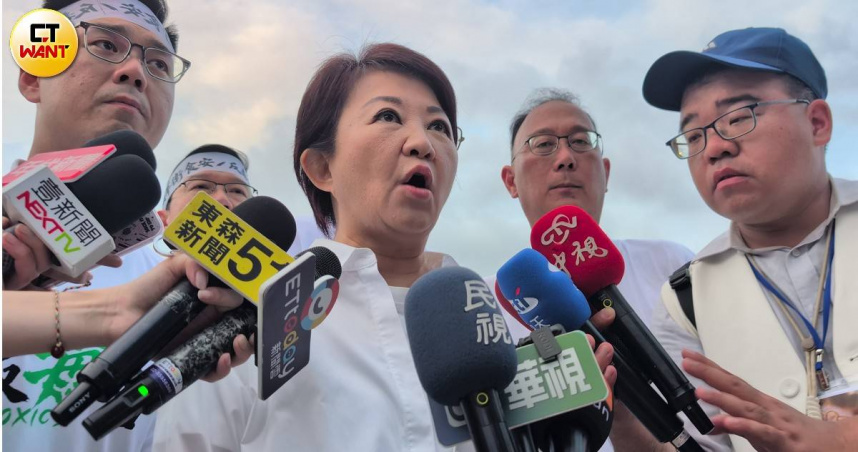 國民黨25日號召群眾上街頭反毒油，有反對者持標語進入遭警方架走。（圖／侯世駿攝）