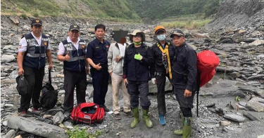 獨自登山骨折險墜崖 緊抱大樹急報警